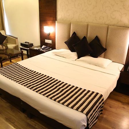 Hotel Parbhat Inn Панчкула Екстериор снимка